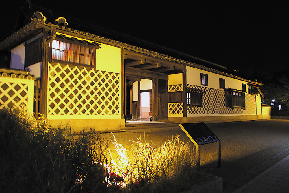 黄色にライトアップされた旧大村家住宅長屋門