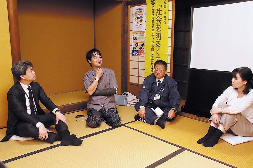 映画『灰』を巡って語り合う西尾監督（左から２人目）、高垣会長（同３人目）ら