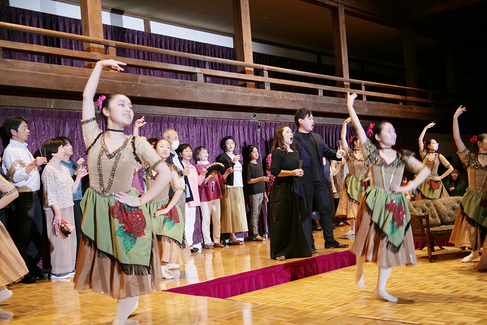 「椿姫」を全編日本語で上演する