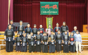 硯代表（中列右端）と剣士の皆さんら