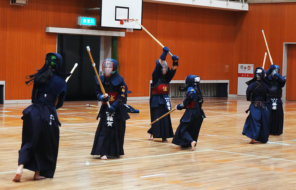 稽古に励む剣士たち