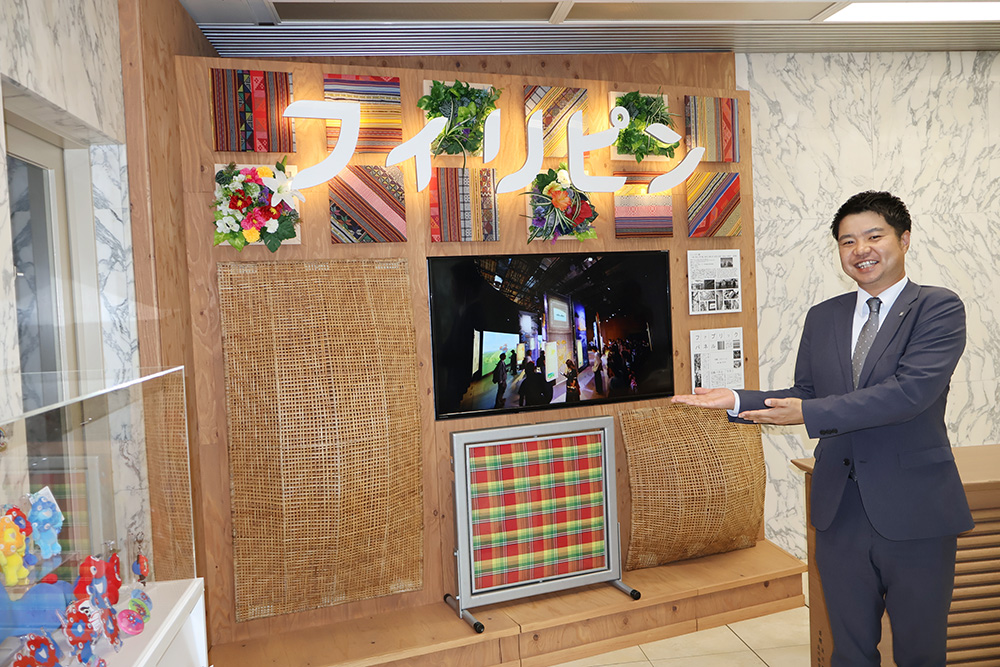 来場を呼び掛ける中西係長