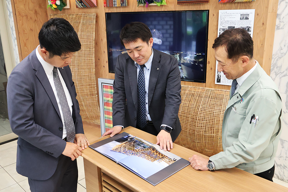 写真集で振り返る社員ら