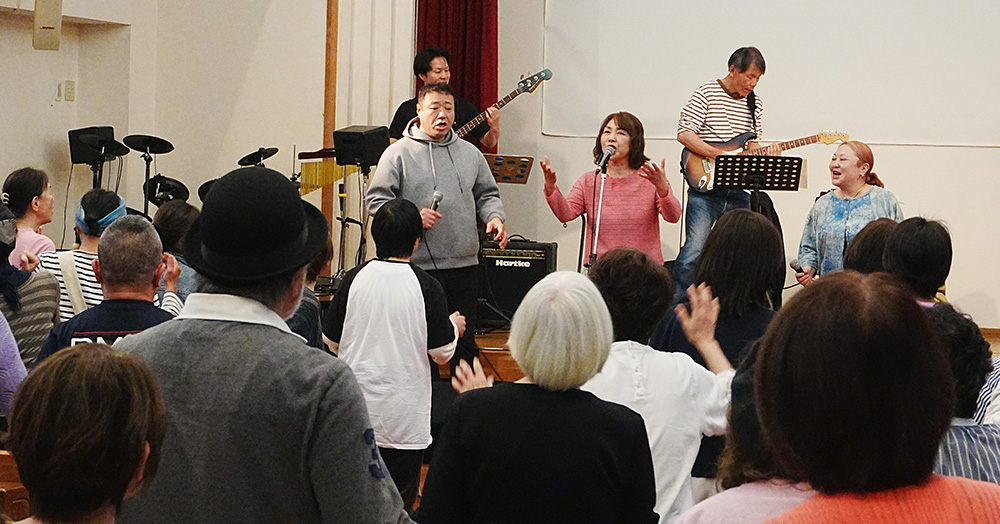 参加者と歌声を響かせる津嶋さん(右から３人目)