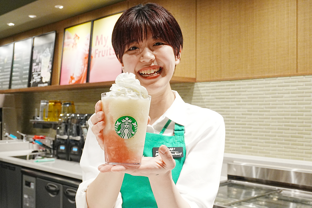 「お召し上がりください」とバリスタ