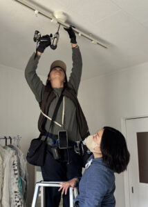 女性スタッフが丁寧に施工（松房電機提供）