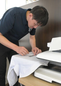 Ｔシャツにプリントを施す作業も