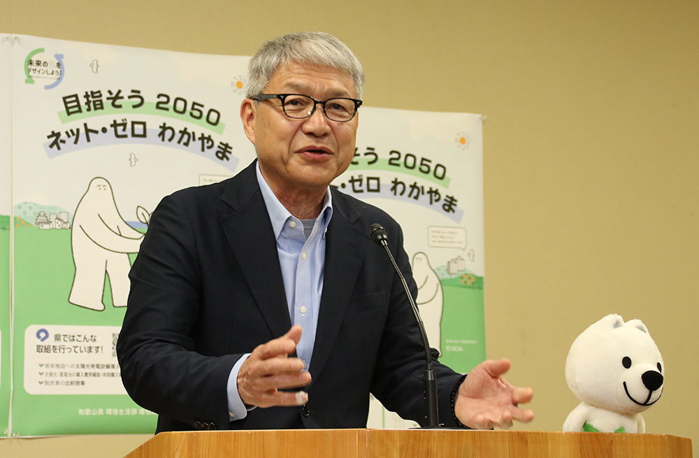 脱炭素先進県へ意欲を話す宮﨑知事