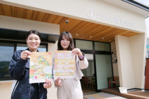 岩出市観光案内所の前でイベントをＰＲする清水さん㊧と引間さん