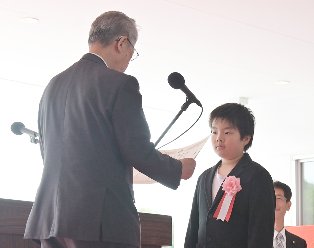 海南ハレアメの愛称を考案した南出さん㊨に感謝状が贈られた