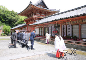 工事の安全を祈願し祝詞を奏上する小板宮司