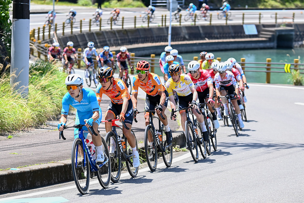 太地半島周回コースを走る選手ら©TOUR de KUMANO ２０２６