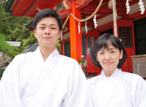 豊輝さんと母の智子宮司