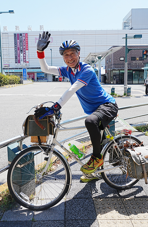 笑顔で和歌山駅前を出発する栗原さん