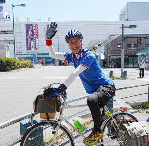 笑顔で和歌山駅前を出発する栗原さんのアイキャッチ画像