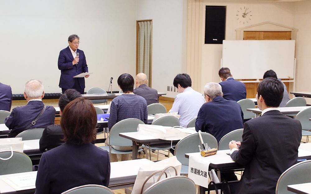 選挙運動についての説明を聞く出席者ら
