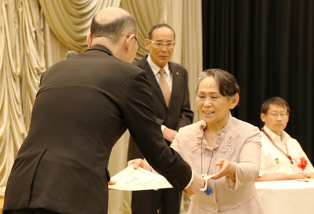 表彰を受ける行政相談委員