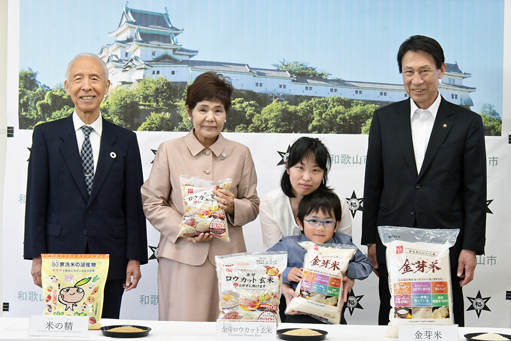 老人クラブなどに米を配布する東洋ライスの雜賀社長㊧