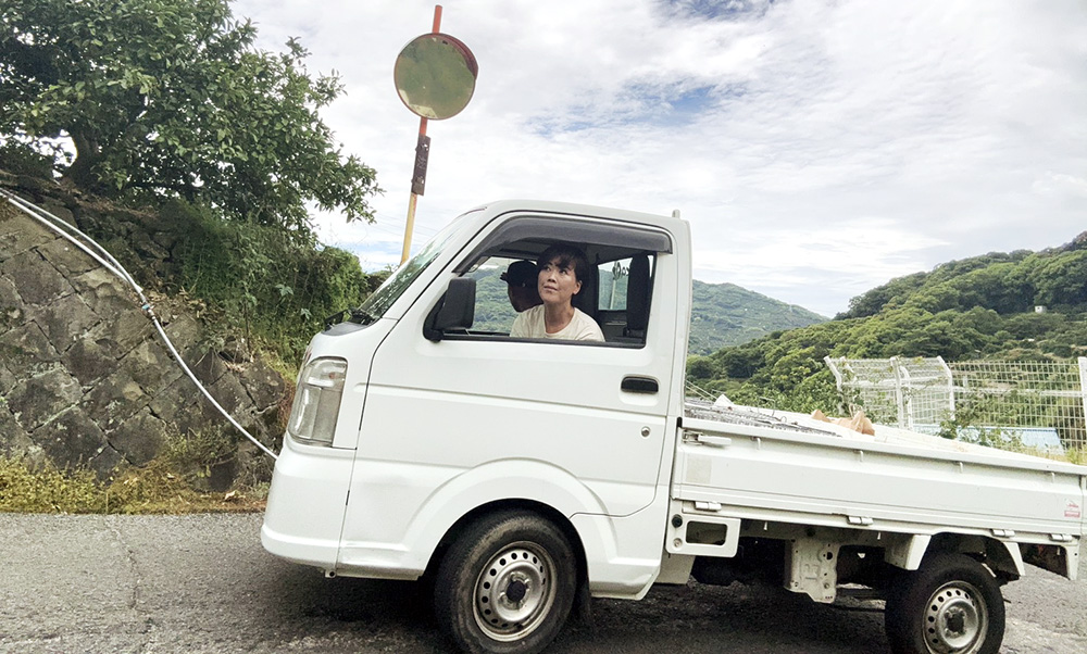 軽トラックから山裾に目を光らせる溝部さん(女性狩猟会里山アップサイクル提供)