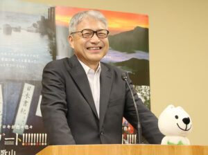 県版図柄ナンバープレートの導入について話す宮﨑知事