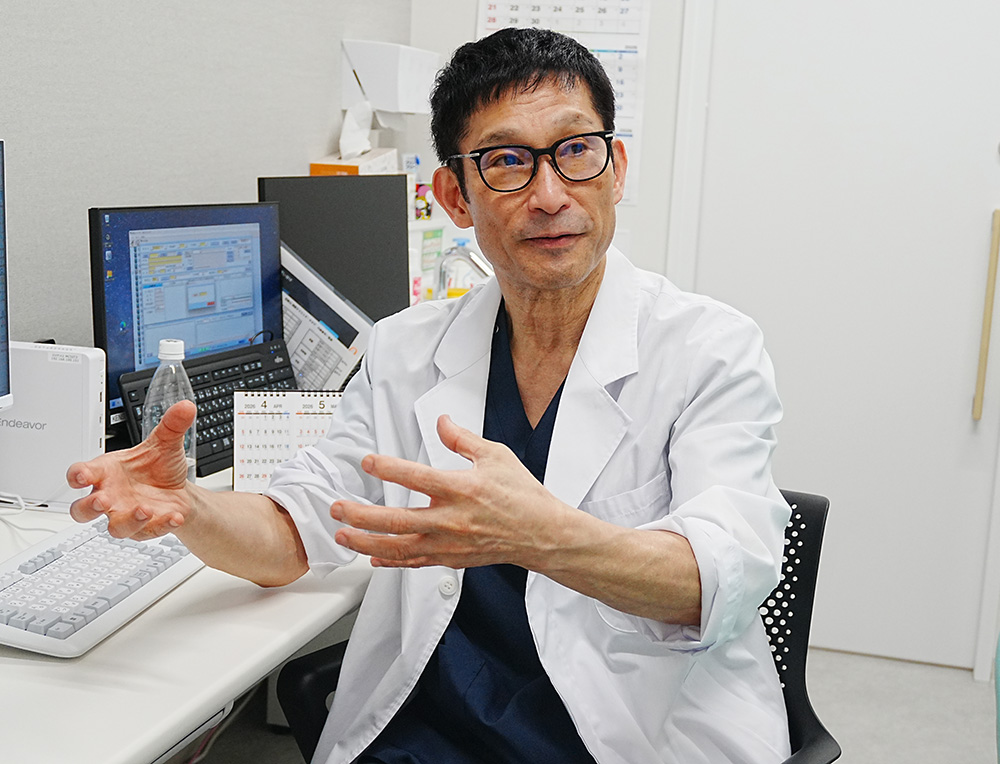 患者に説明する阪田医師