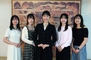 乙姫、女官役に選ばれた(左から)梅田さん、岸さん、間嶋さん、川瀬さん、藤原さん