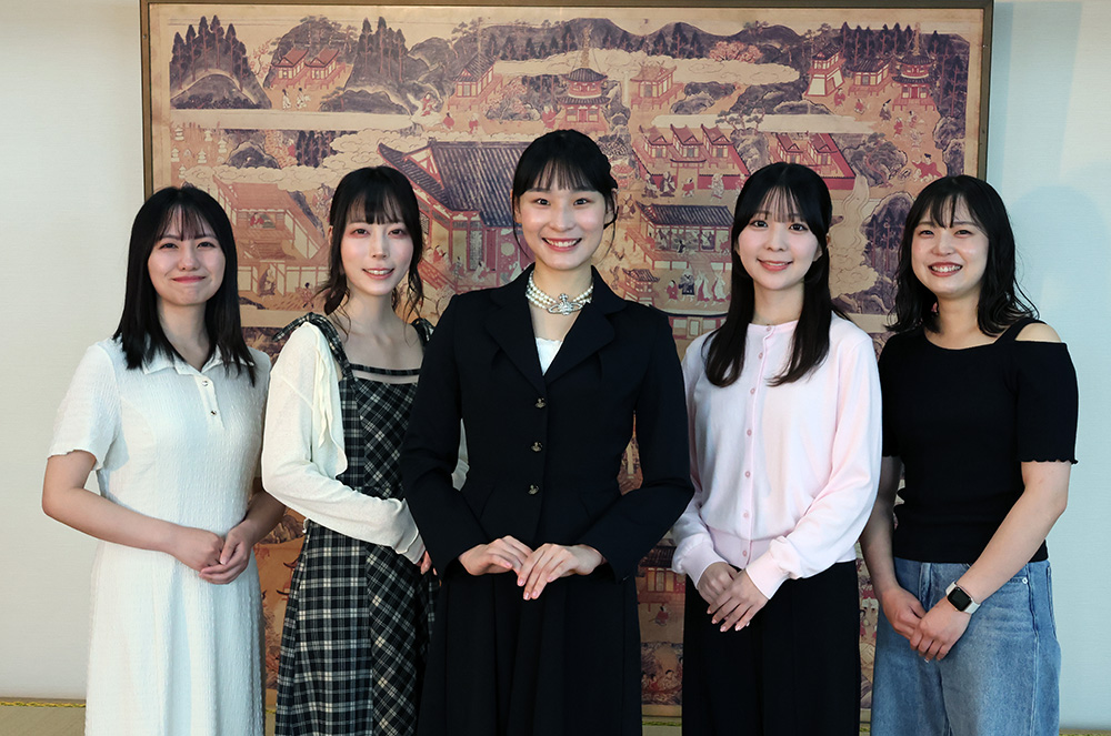 乙姫、女官役に選ばれた（左から）梅田さん、岸さん、間嶋さん、川瀬さん、藤原さん