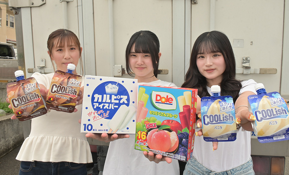 福利厚生にアイスクリームを薦める太陽商会の皆さん