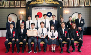 大賞に輝き、宮﨑知事や来賓らと記念撮影する県立向陽高校理学部