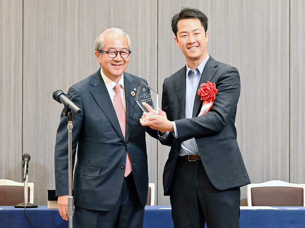 アントレプレナー大賞の奨励賞を受けた山家代表㊨と田中前会長