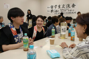 異文化を学びながら交流する参加者