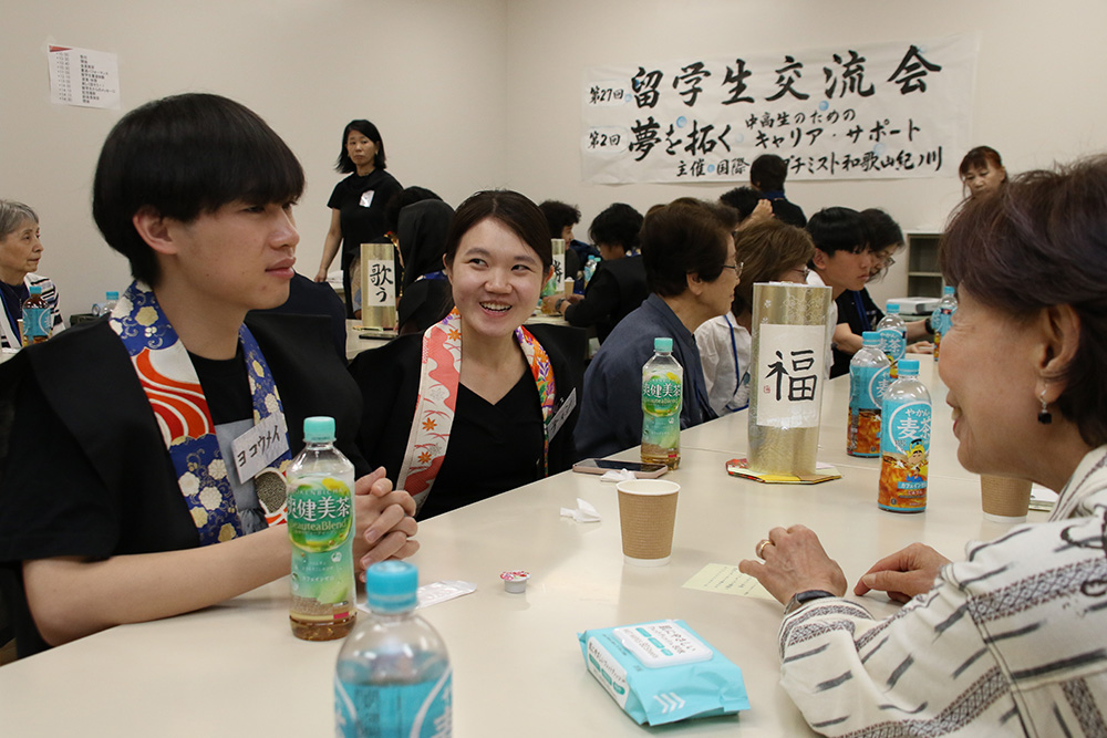 異文化を学びながら交流する参加者