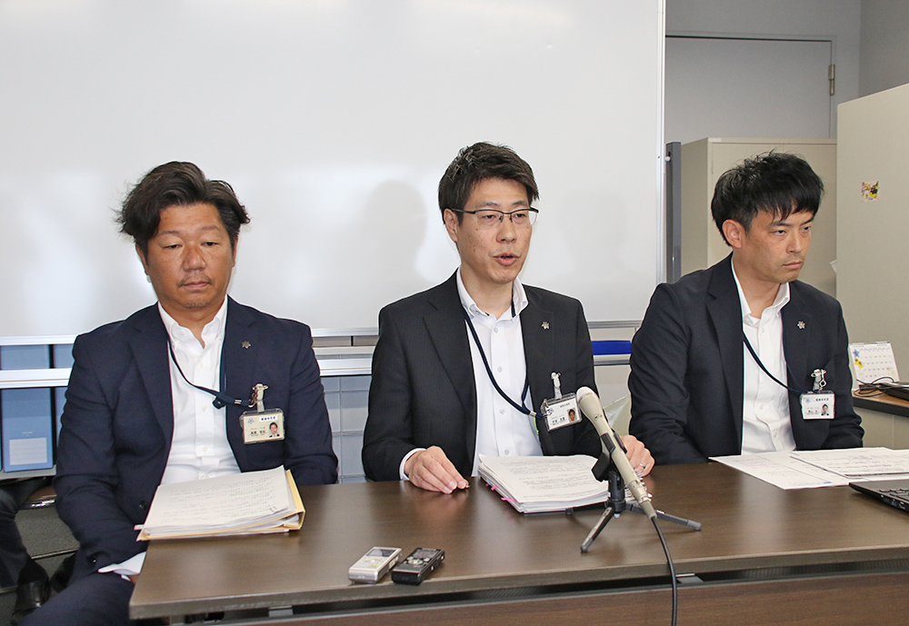 調査結果について発表する中谷課長㊥ら