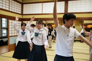 粉河トンマカを踊る生徒ら