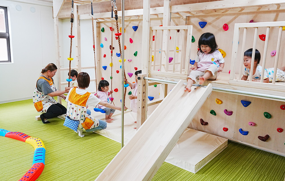 遊具で遊ぶ子どもたち
