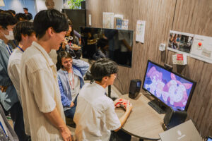 GGXのイベントで交流するゲームクリエイターら(2025年9月、県提供)