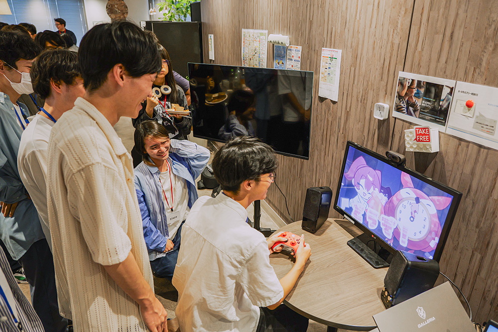 GGXのイベントで交流するゲームクリエイターら(2025年9月、県提供)