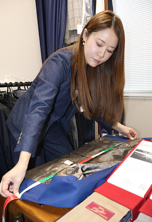 スーツの採寸をする木村さん