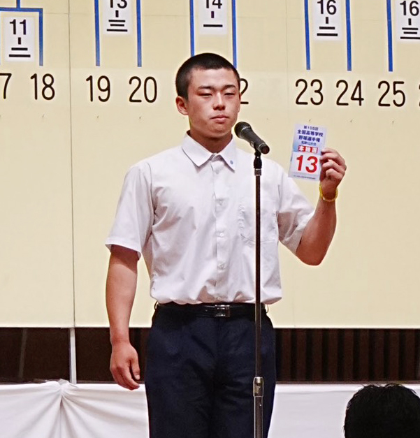 抽選結果を報告する智弁和歌山の松本主将