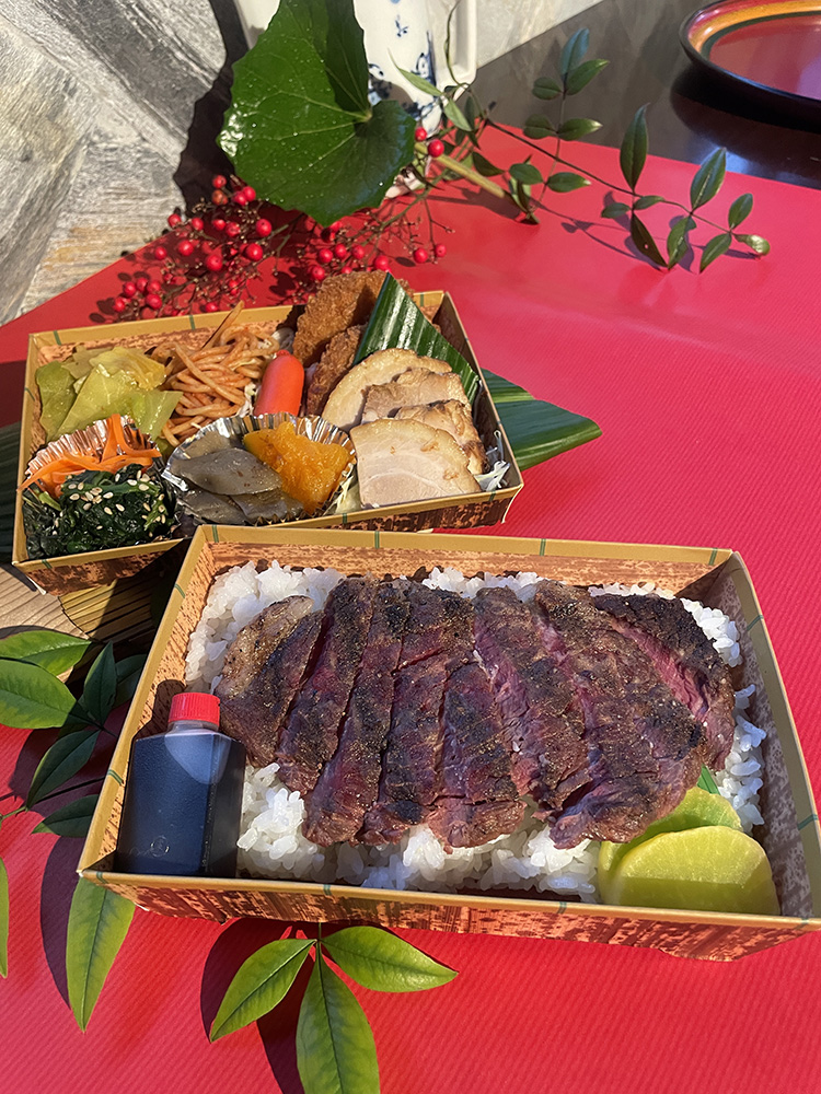 名物が詰まった弁当「和風ステーキ重御膳」