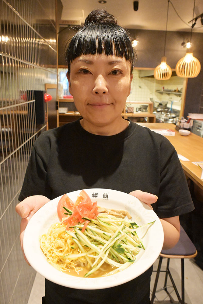 冷やし中華を運ぶ池田さん