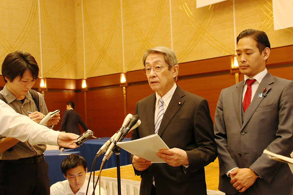 県連大会後に取材に応じる石田会長（中央）と山本幹事長㊨