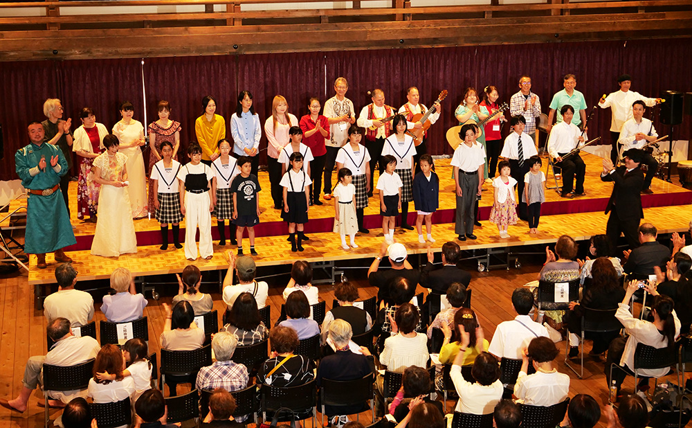 出演者と客席が心を合わせて「ふるさと」を大合唱