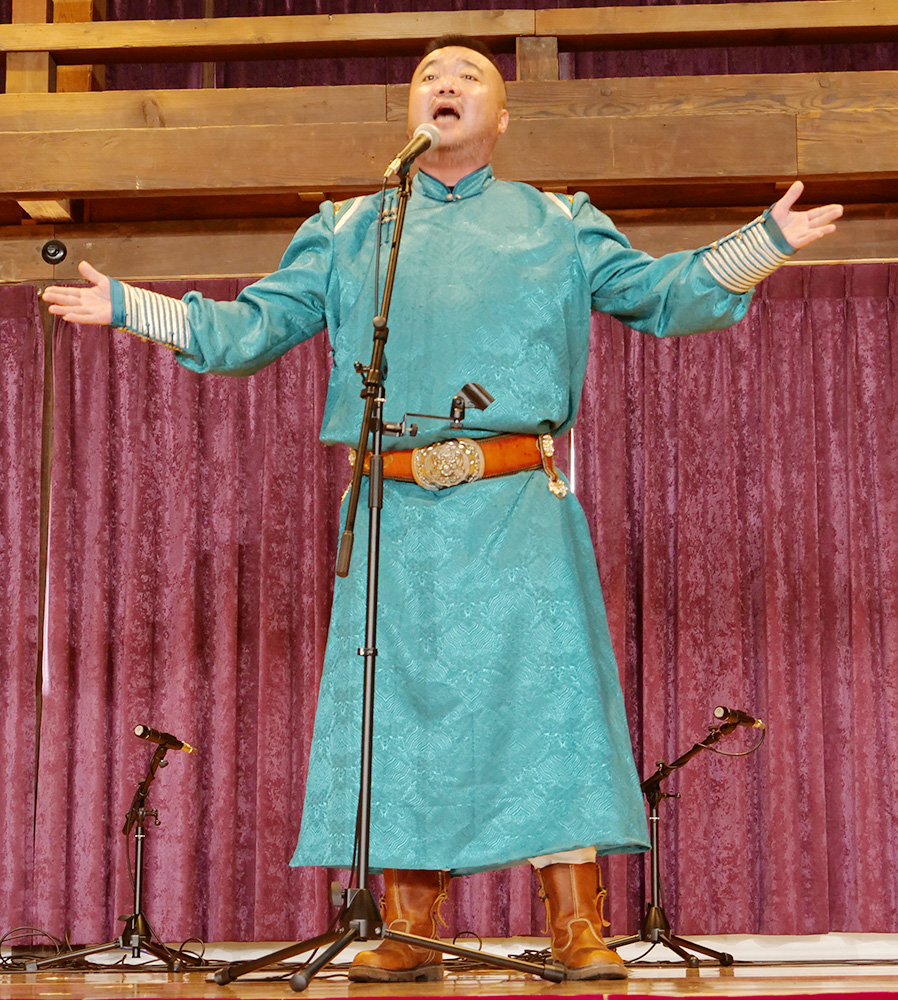 ホーミーを披露する劉偉さん