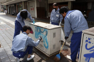 清掃に取り組む社員たち