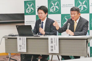 会見で研究について説明する原助教㊧、金澤主任教授