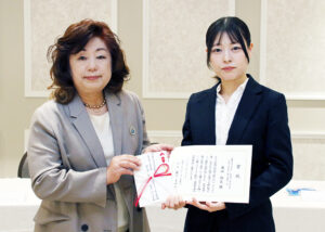 大学院女子学生研究奨学金を受けた森田さん㊨と掛下会長