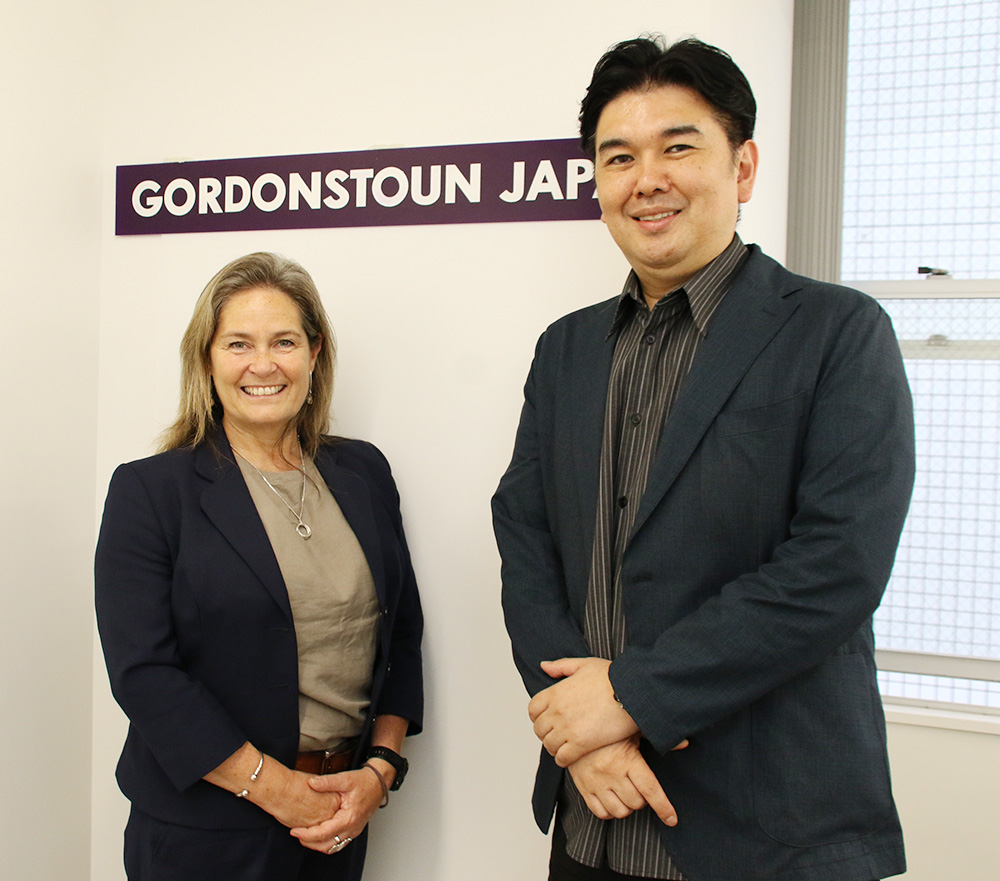 初代校長のデンジャーフィールド氏㊧と根岸代表