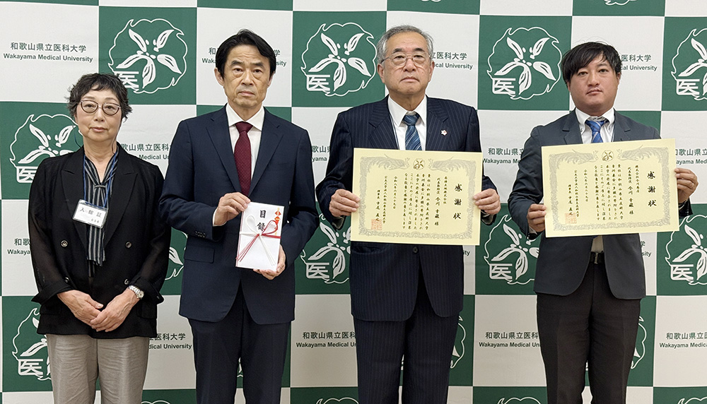 中尾理事長（左から２人目）と感謝状を受け取った今川社長（同３人目）