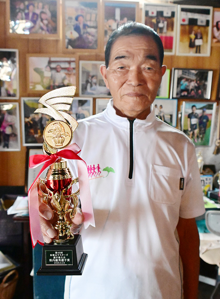県優秀選手賞のトロフィーを手に長谷さん